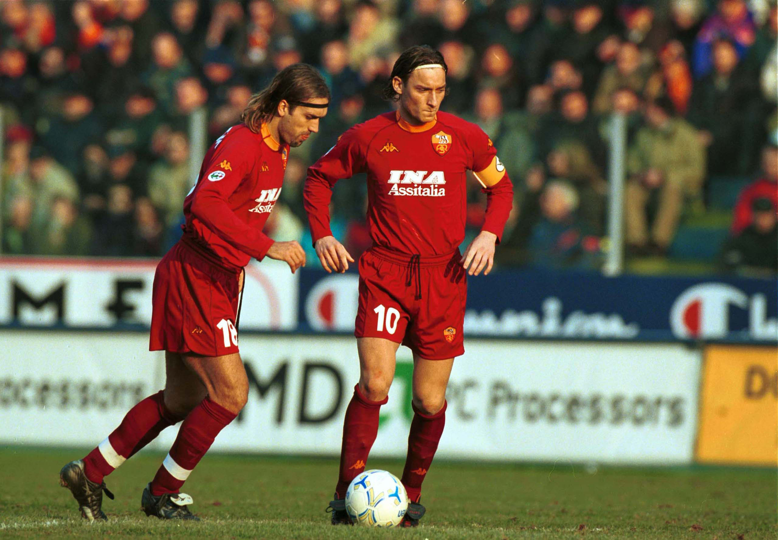 Francesco Totti e Gabriel Omar Batistuta in campo con la maglia della Roma