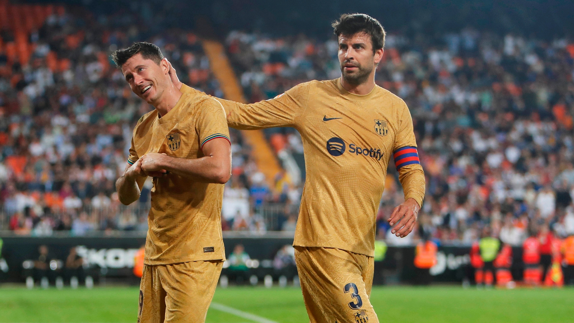 Gerard Piqué Robert Lewandowski FC Barcelona