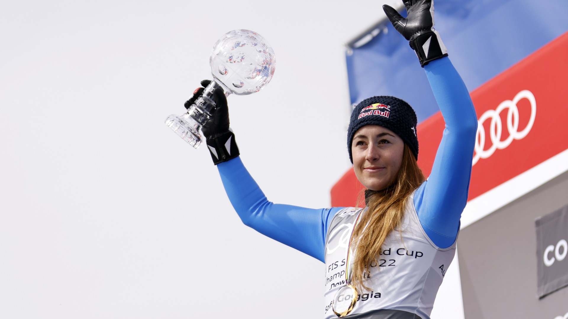 Sofia Goggia con la Coppa del mondo di Discesa 2022