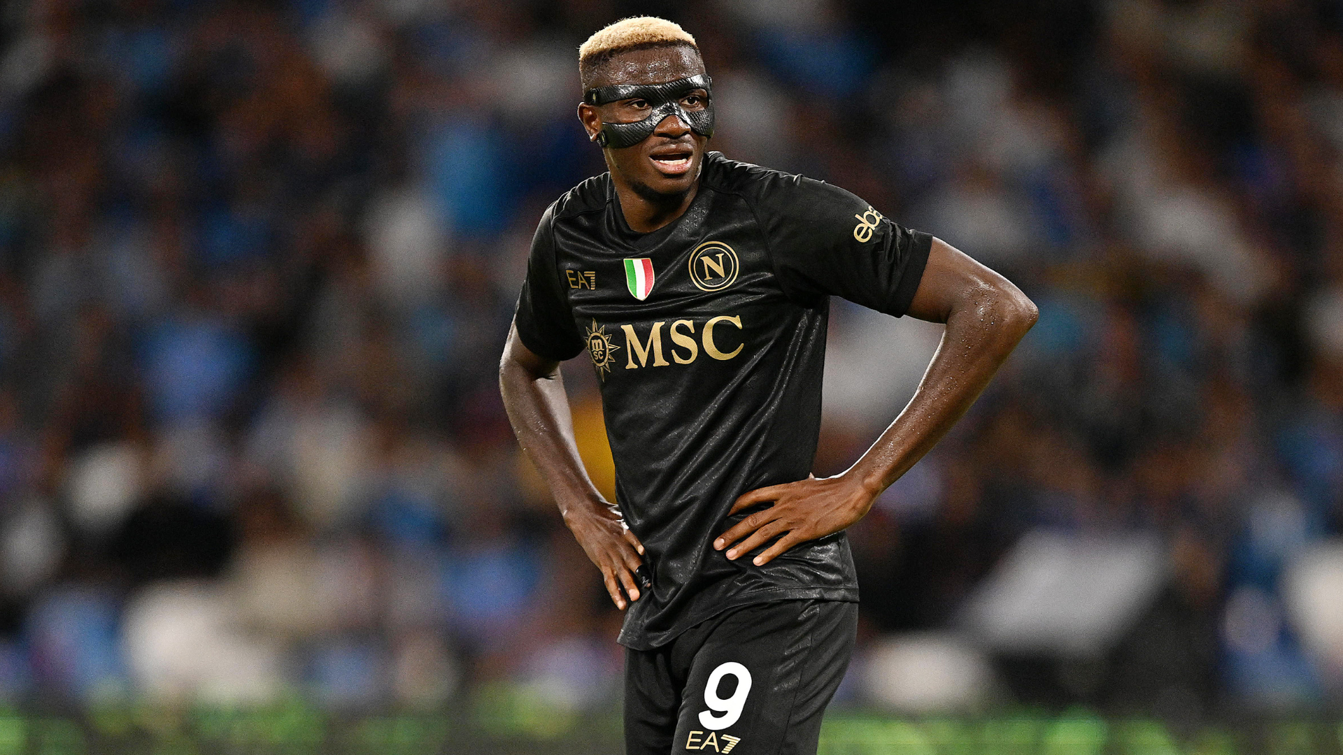 Victor Osimhen centravanti del Napoli in maglia nera