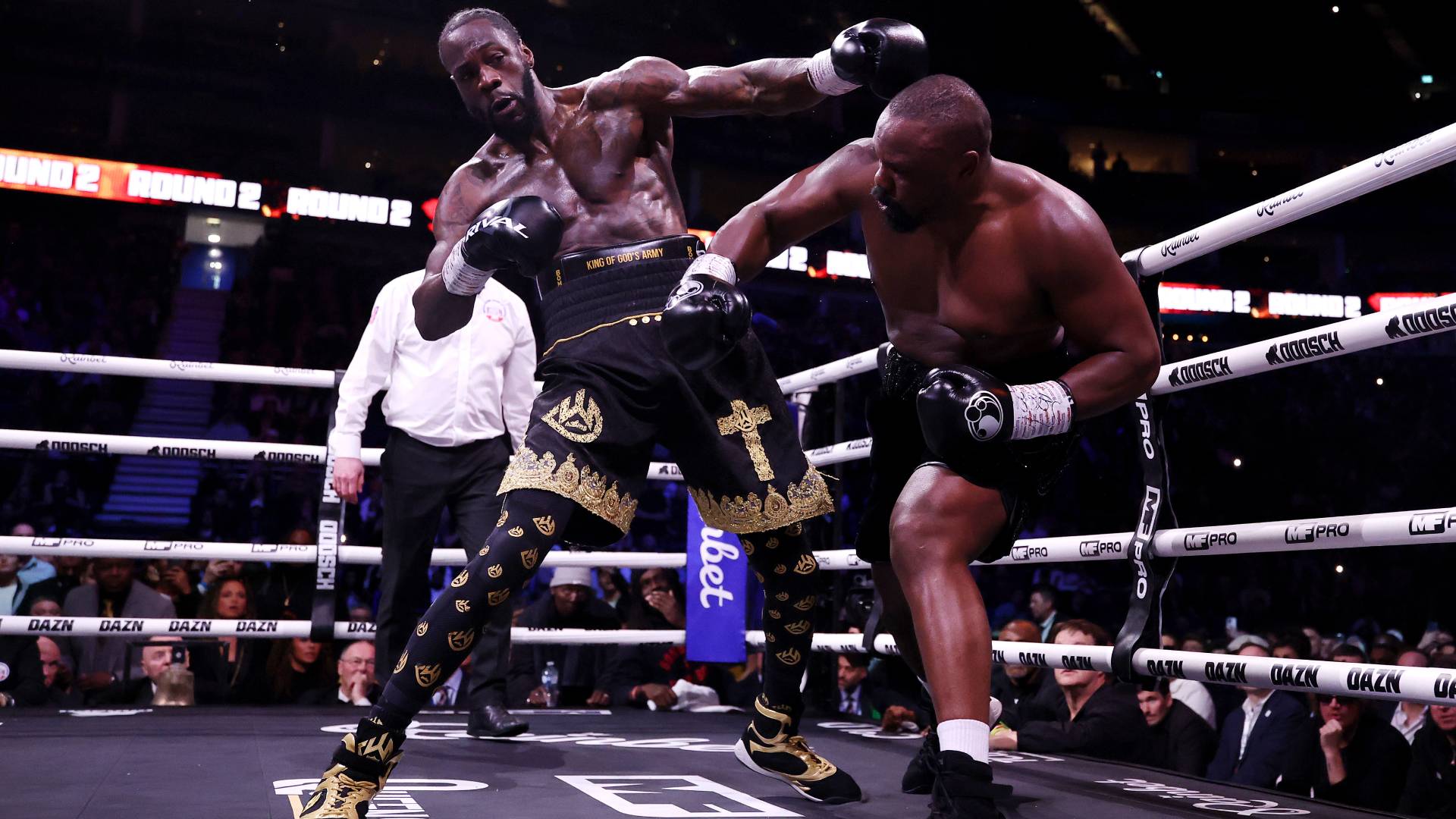 Chisora throws right hand against Wilder_04042026