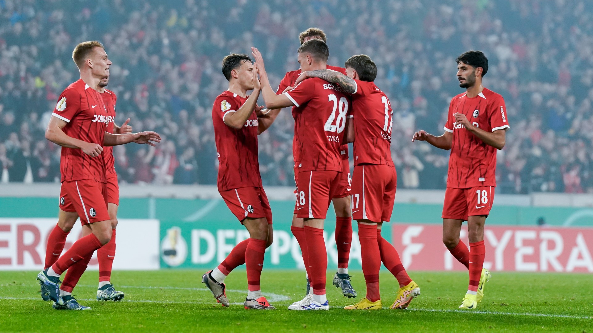 SC Freiburg Teamjubel DFB-Pokal 301024
