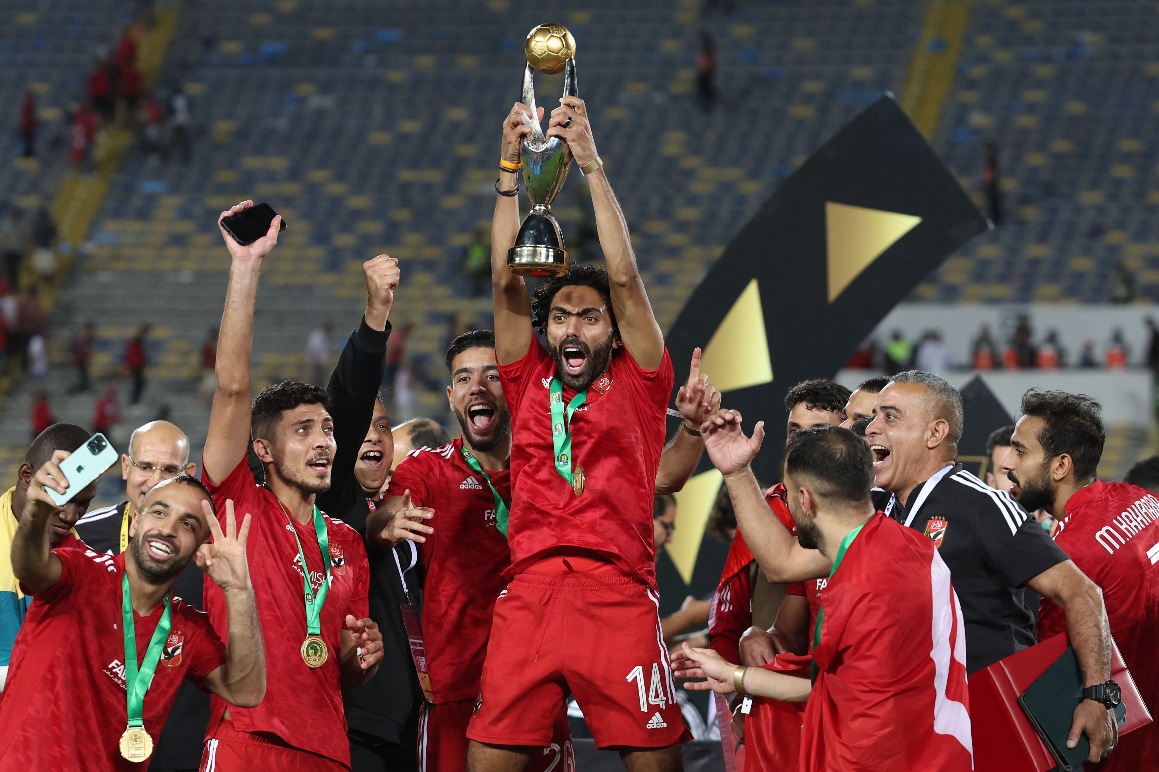 L'Al Ahly alza il trofeo della CAF Champions League 2023