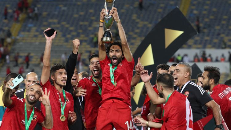 L'Al Ahly alza il trofeo della CAF Champions League 2023