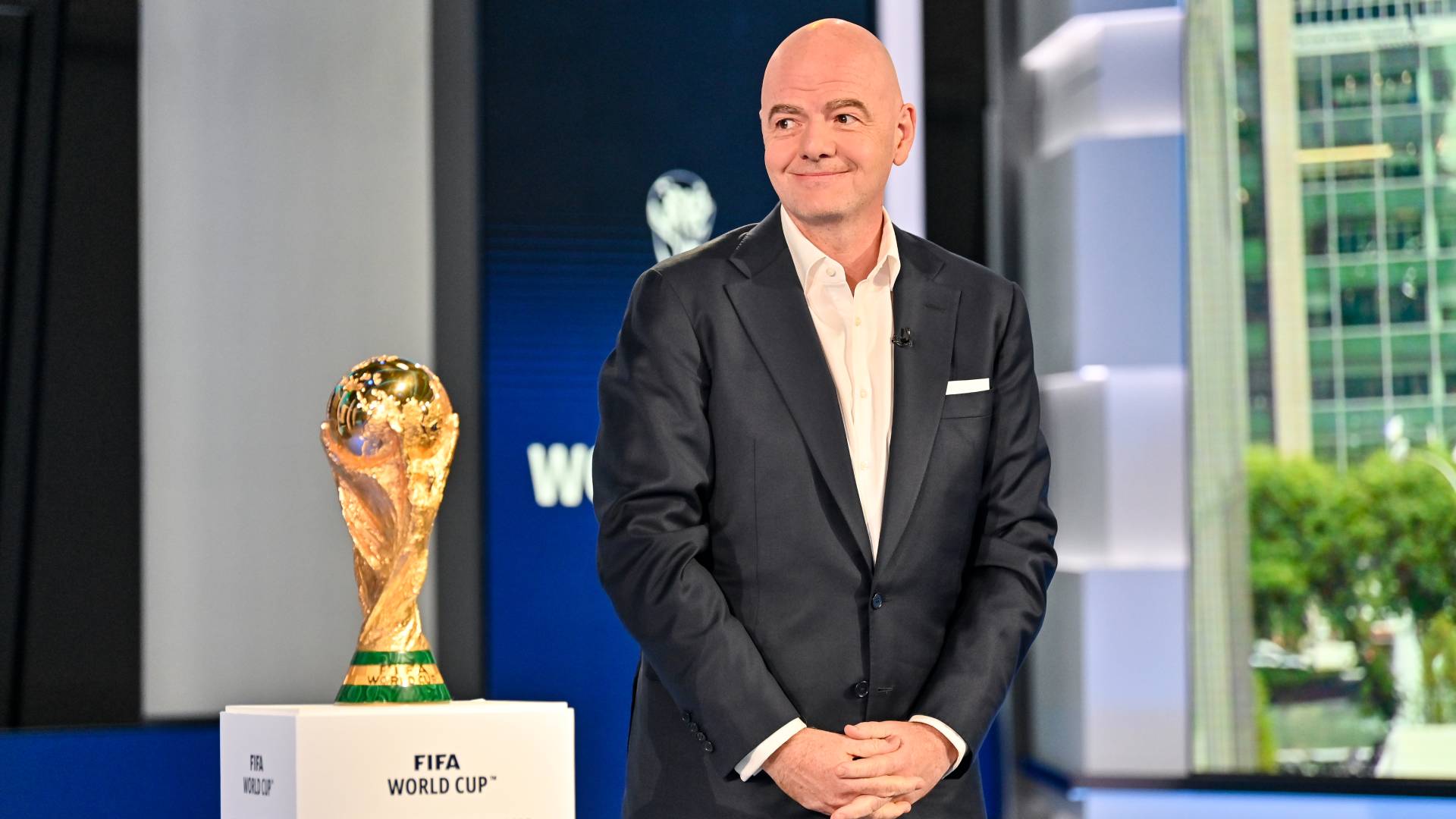 Infantino and World Cup trophy_2022