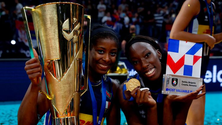 Sylla e Egonu insieme con Coppa e titolo di MVP