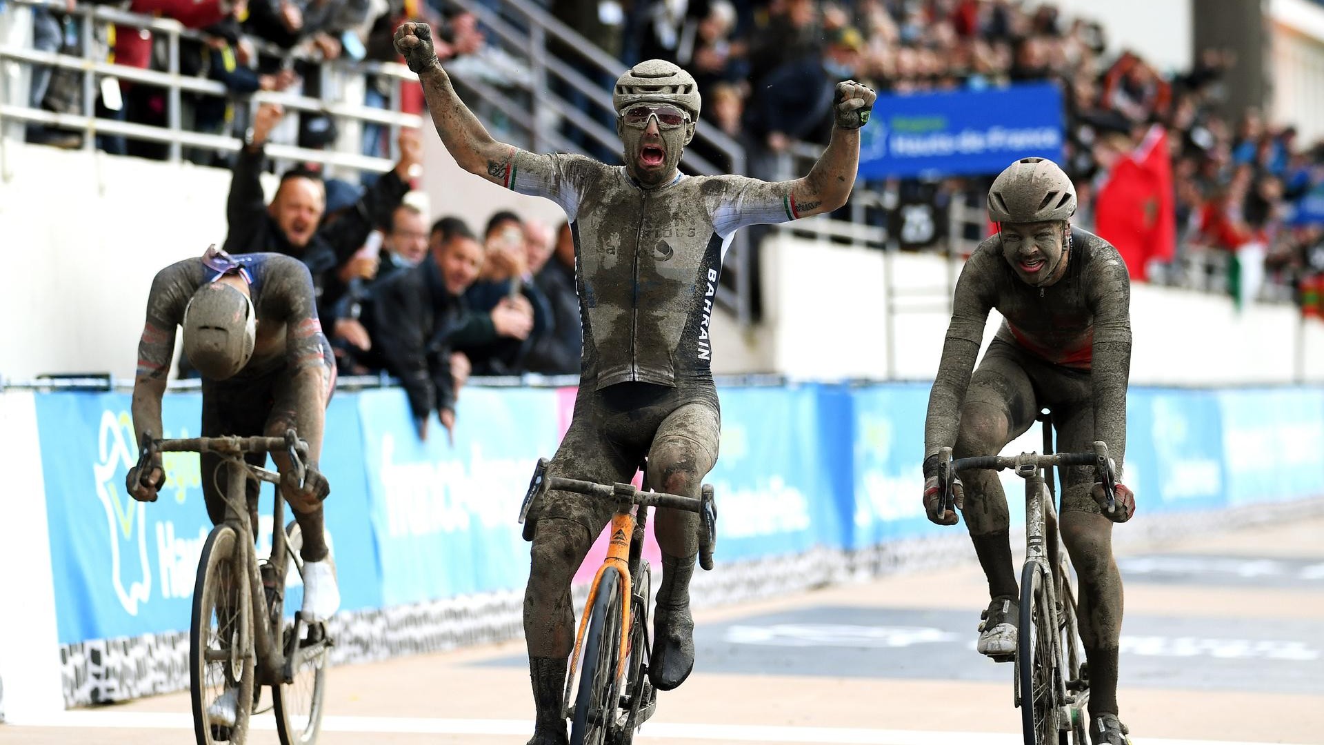 Il trionfo del corridore italiano Sonny Colbrelli alla Parigi-Roubaix del 2021