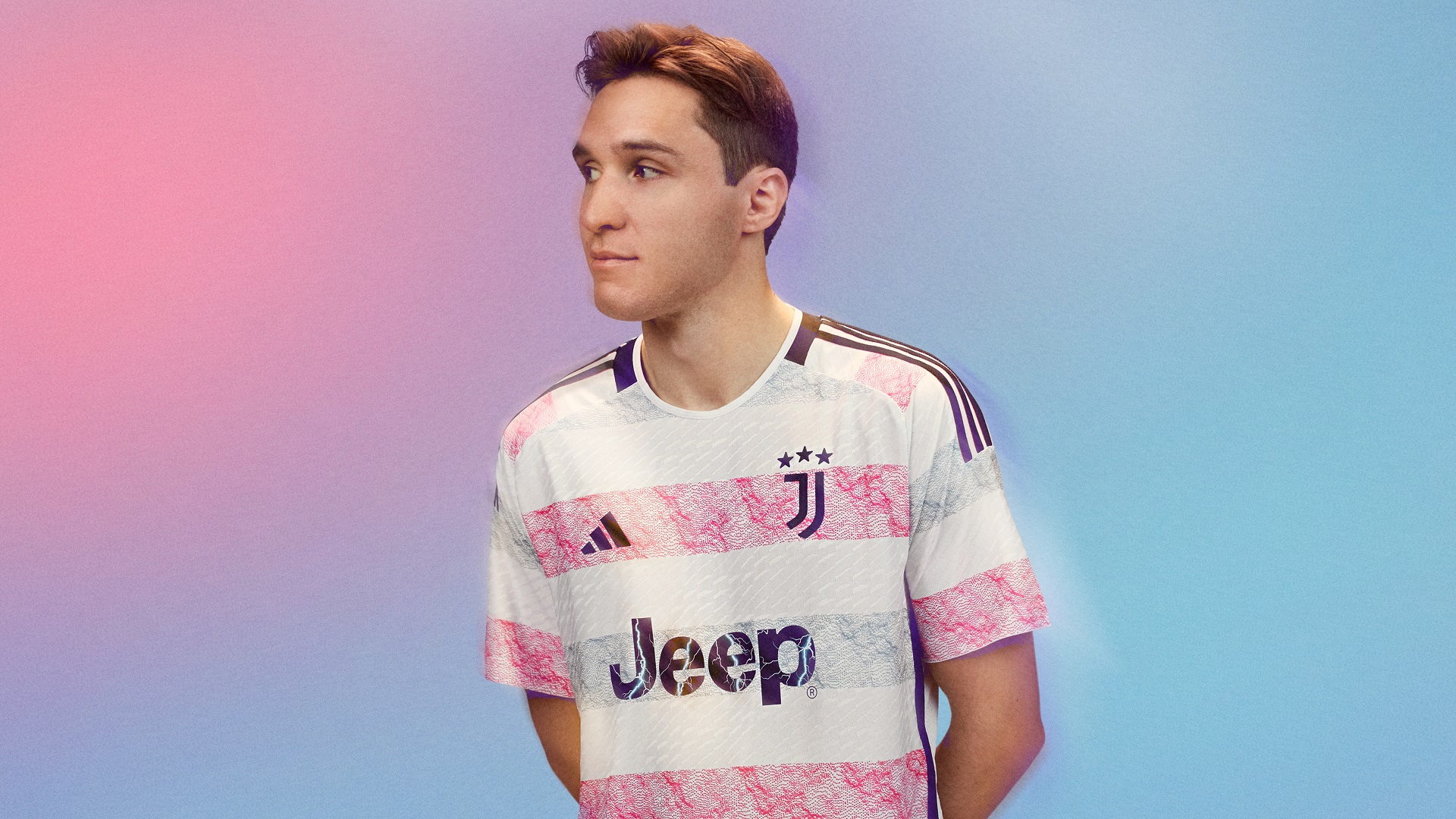 Chiesa con la nuova maglia away della Juventus