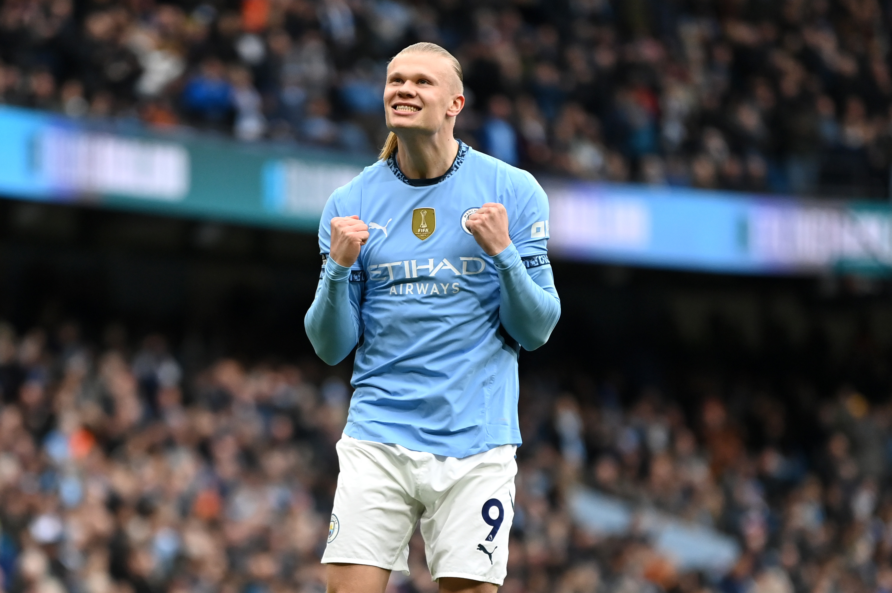 Erling Haaland esulta dopo un gol con il Manchester City