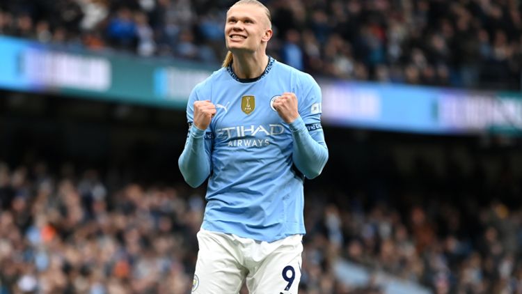 Erling Haaland esulta dopo un gol con il Manchester City