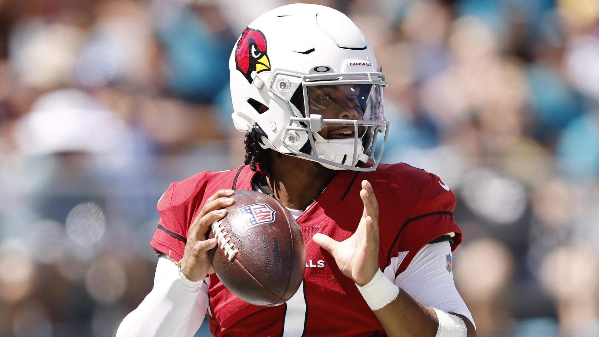 Il pallone da football americano nelle mani del quarterback degli Arizona Cardinals con una presa ergonomica