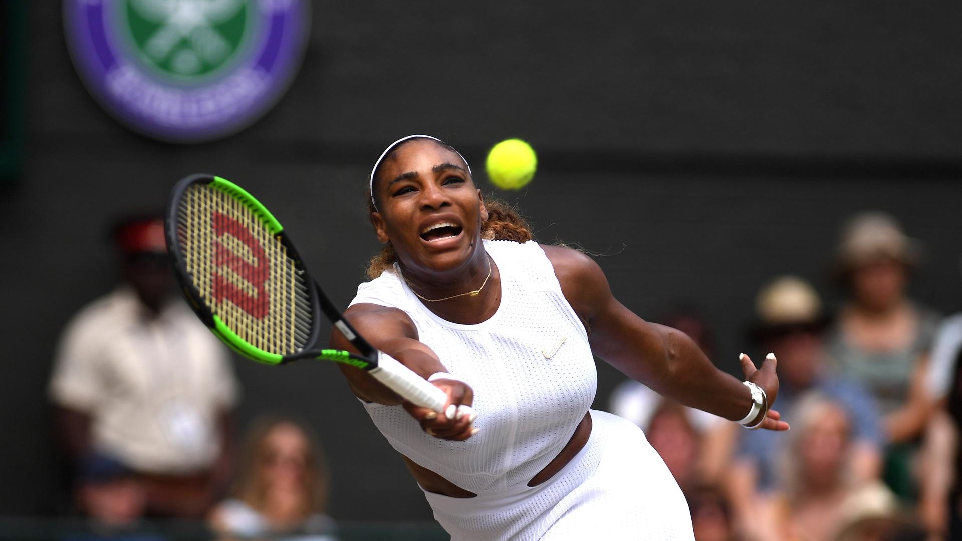 Serena Williams vestita di bianco come da dress code a Wimbledon