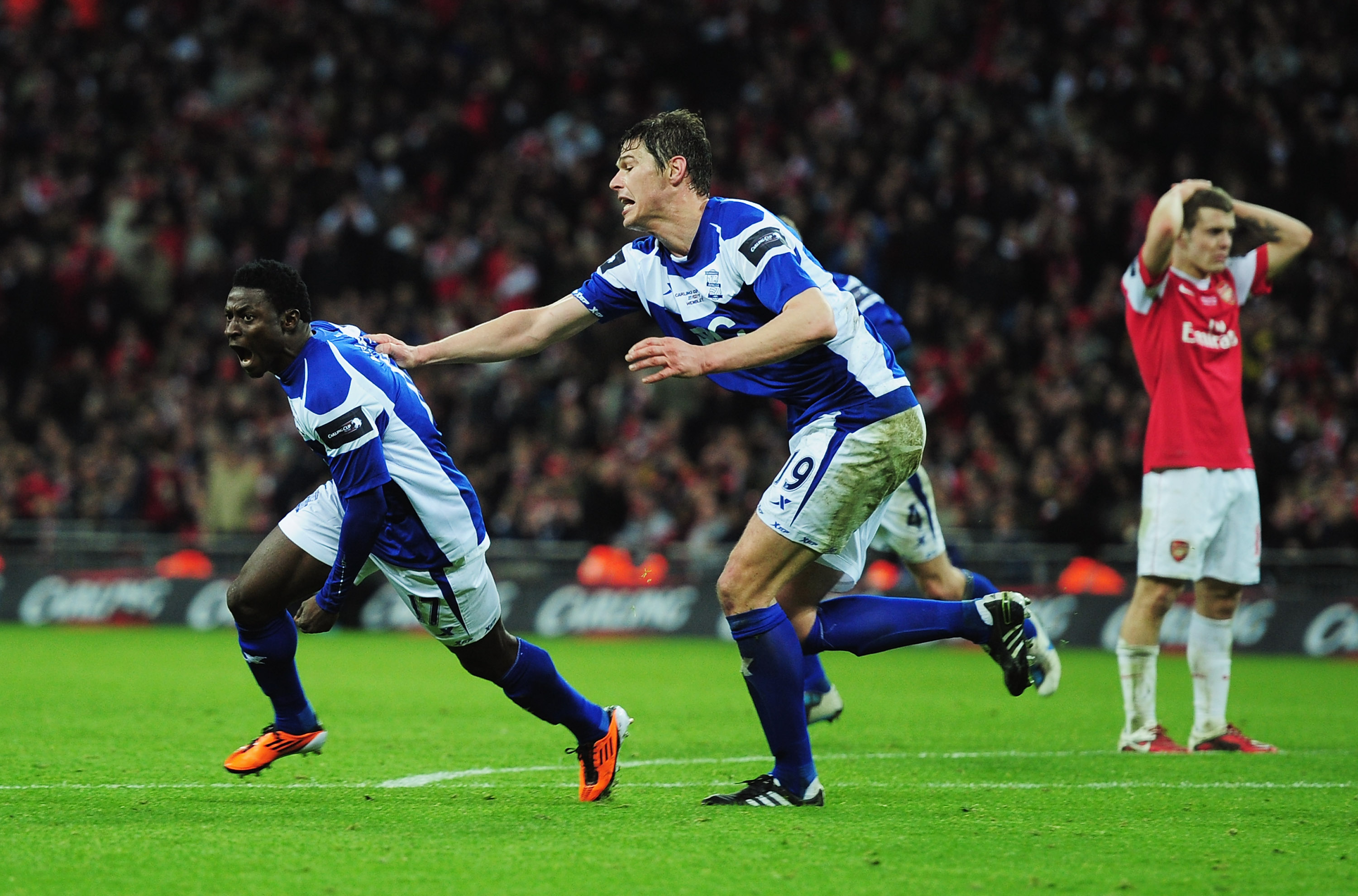 Obafemi Martins esulta dopo il gol segnato all'Arsenal in League Cup