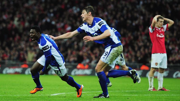 Obafemi Martins esulta dopo il gol segnato all'Arsenal in League Cup