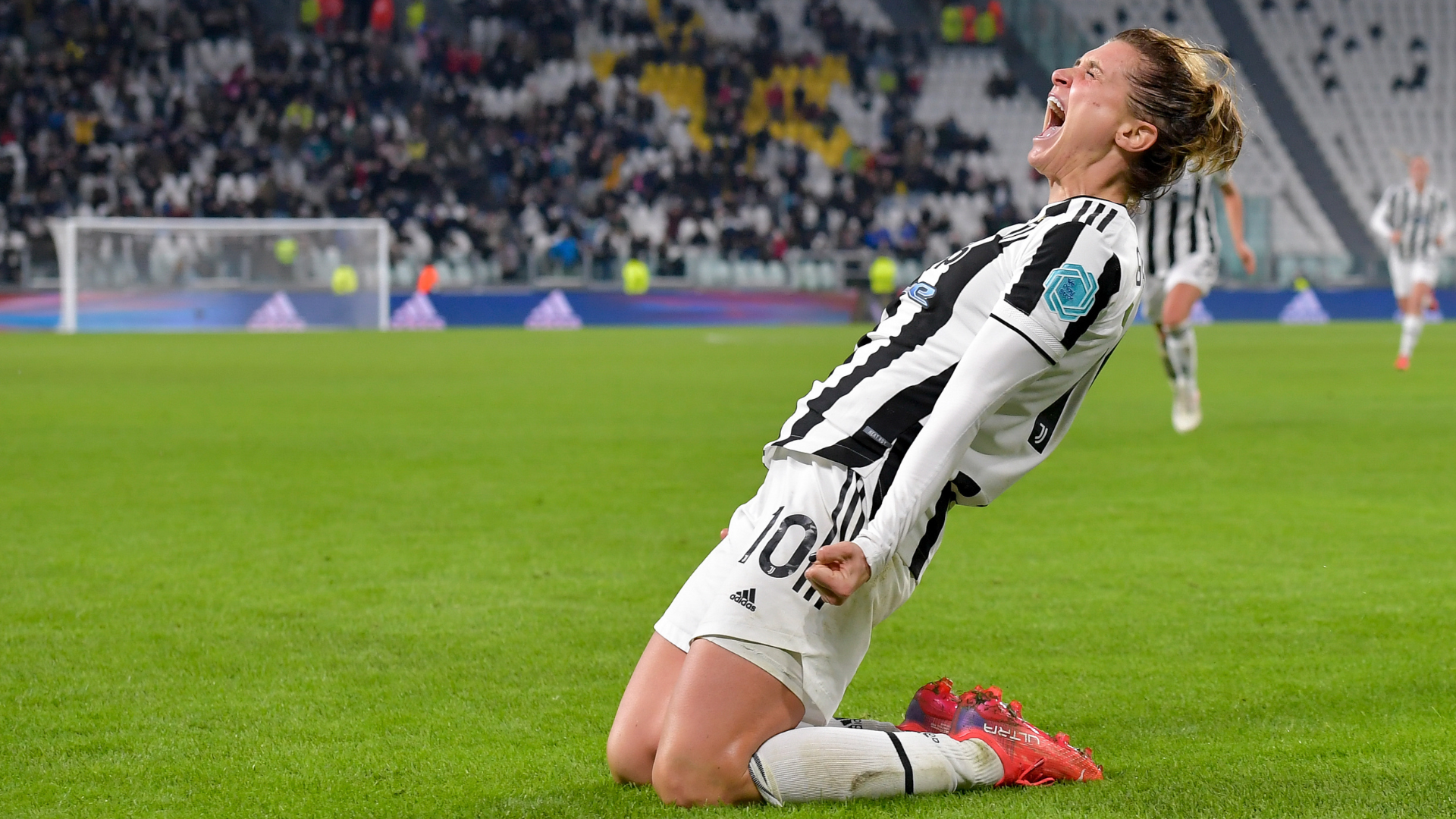 Cristiana Girelli esulta al gol del 2-2 contro il Wolfsburg