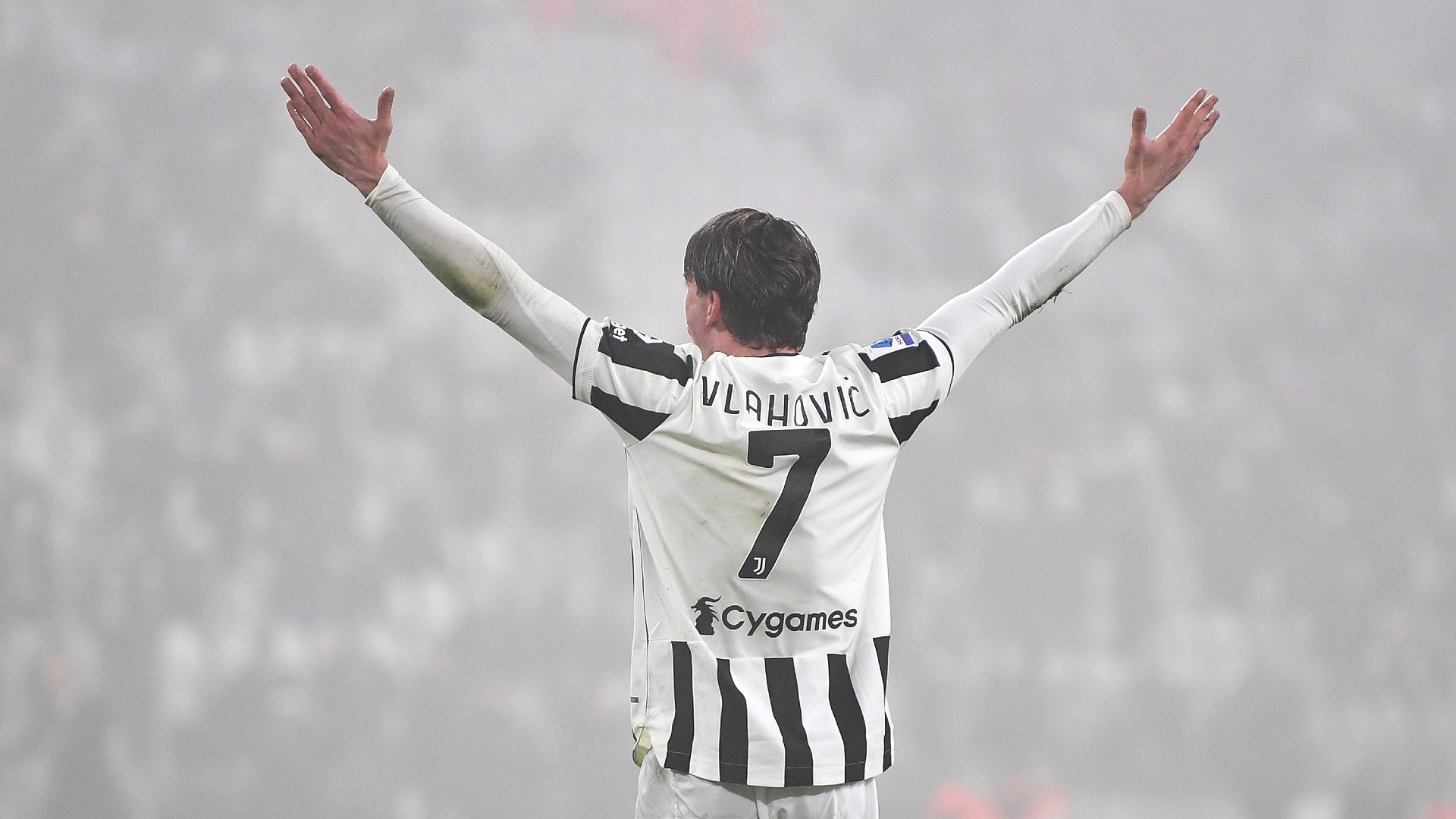 Dusan Vlahovic esulta dopo il primo gol con la Juventus in Serie A