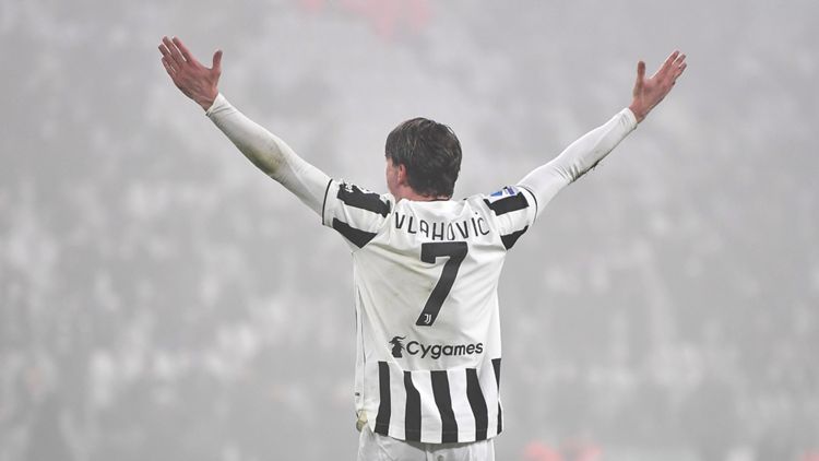 Dusan Vlahovic esulta dopo il primo gol con la Juventus in Serie A