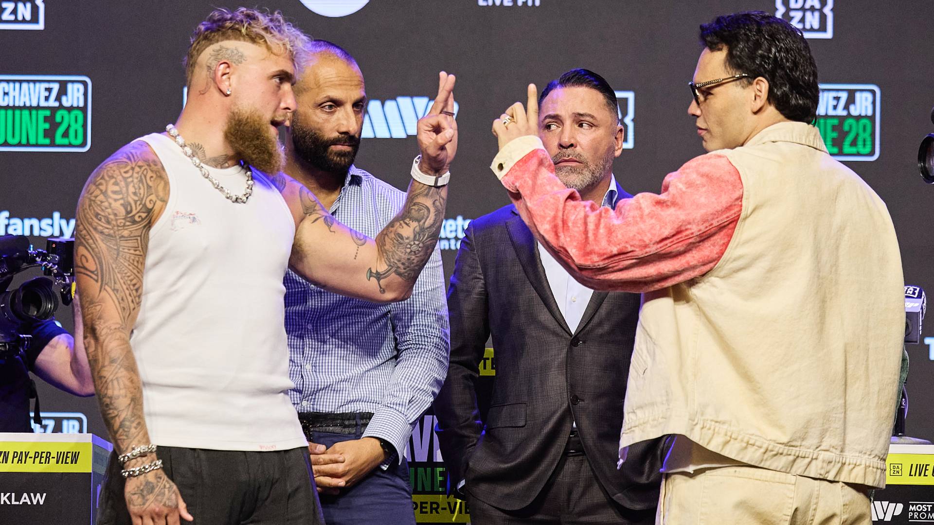 Jake Paul and Julio Cesar Chavez face off with hand gestures_14052025