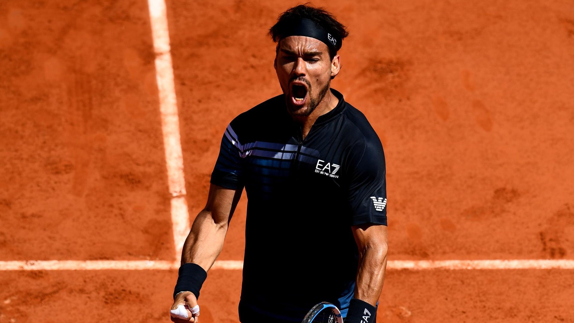 Fabio Fognini esulta sulla terra rossa