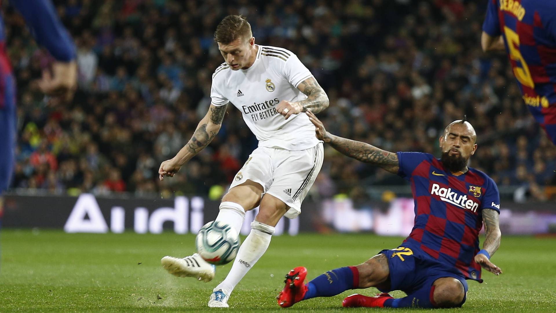 Toni Kroos Real Madrid Arturo Vidal Barcelona La Liga 20192020