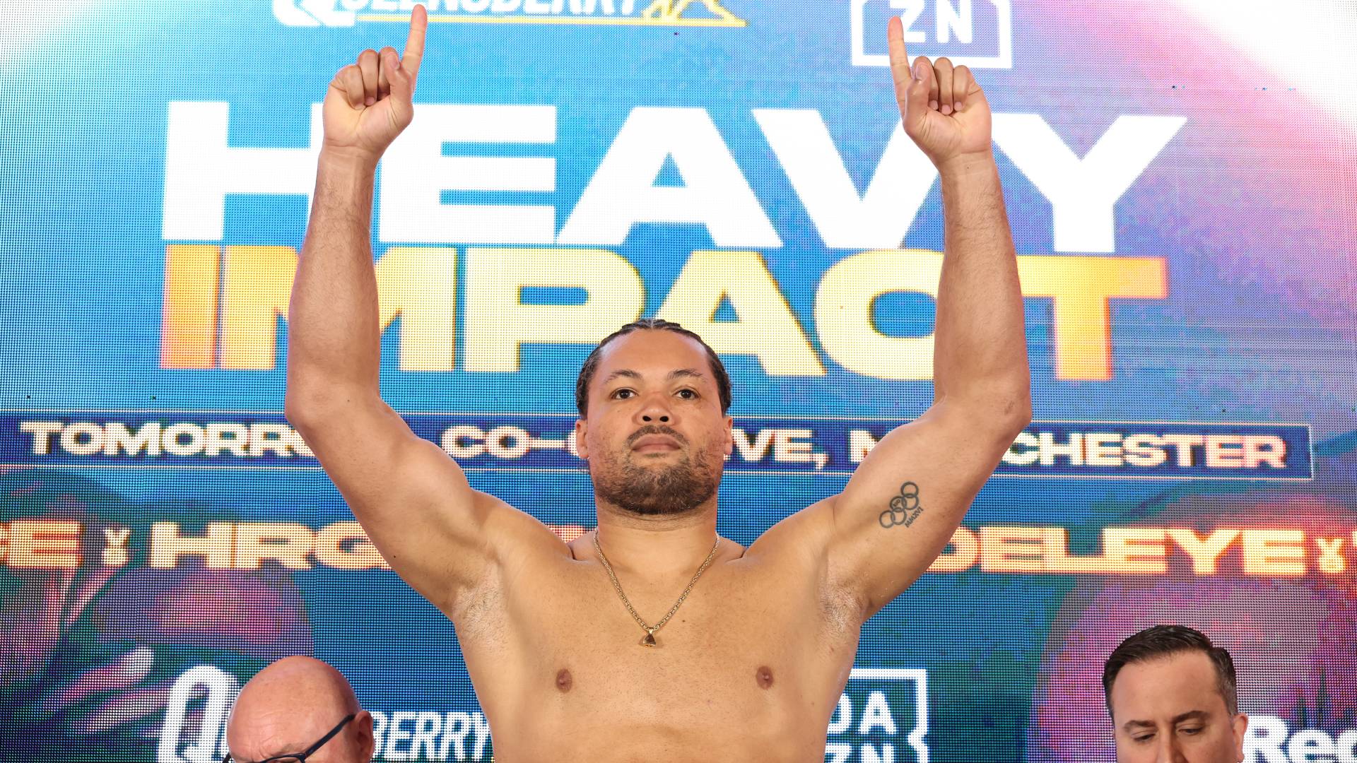 Joe Joyce poses at weigh-in_04042025