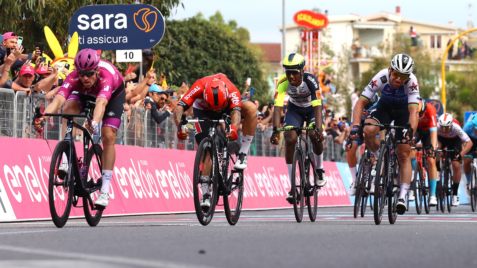 Giro d'Italia 2022, Arnaud Demare vince la 6a tappa in maglia ciclamino Scalea