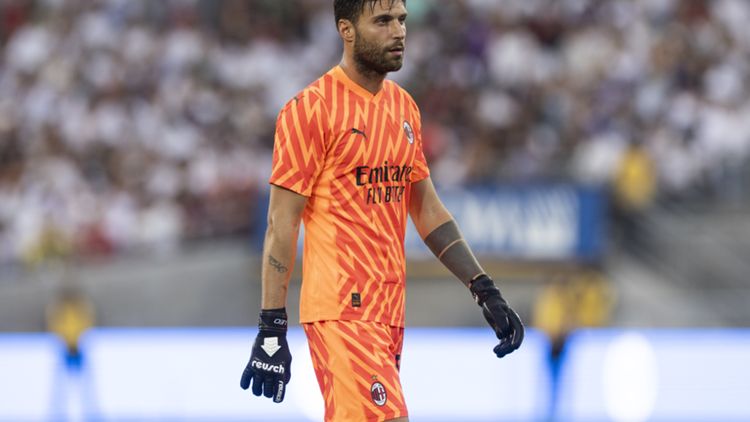 Sportiello con la maglia del Milan durante un'amichevole contro la Juve