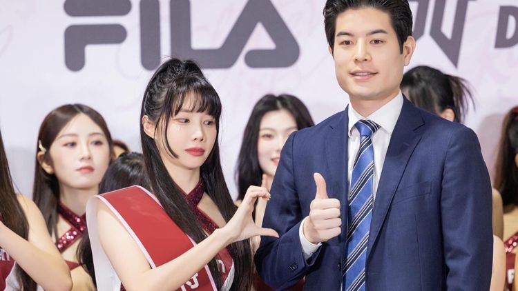 筠熹和副領隊三月合影