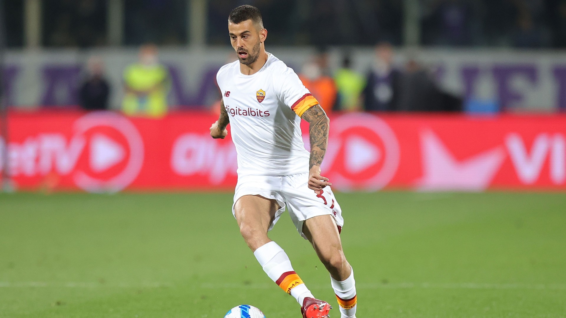 Leonardo Spinazzola della Roma in campo con la Fiorentina