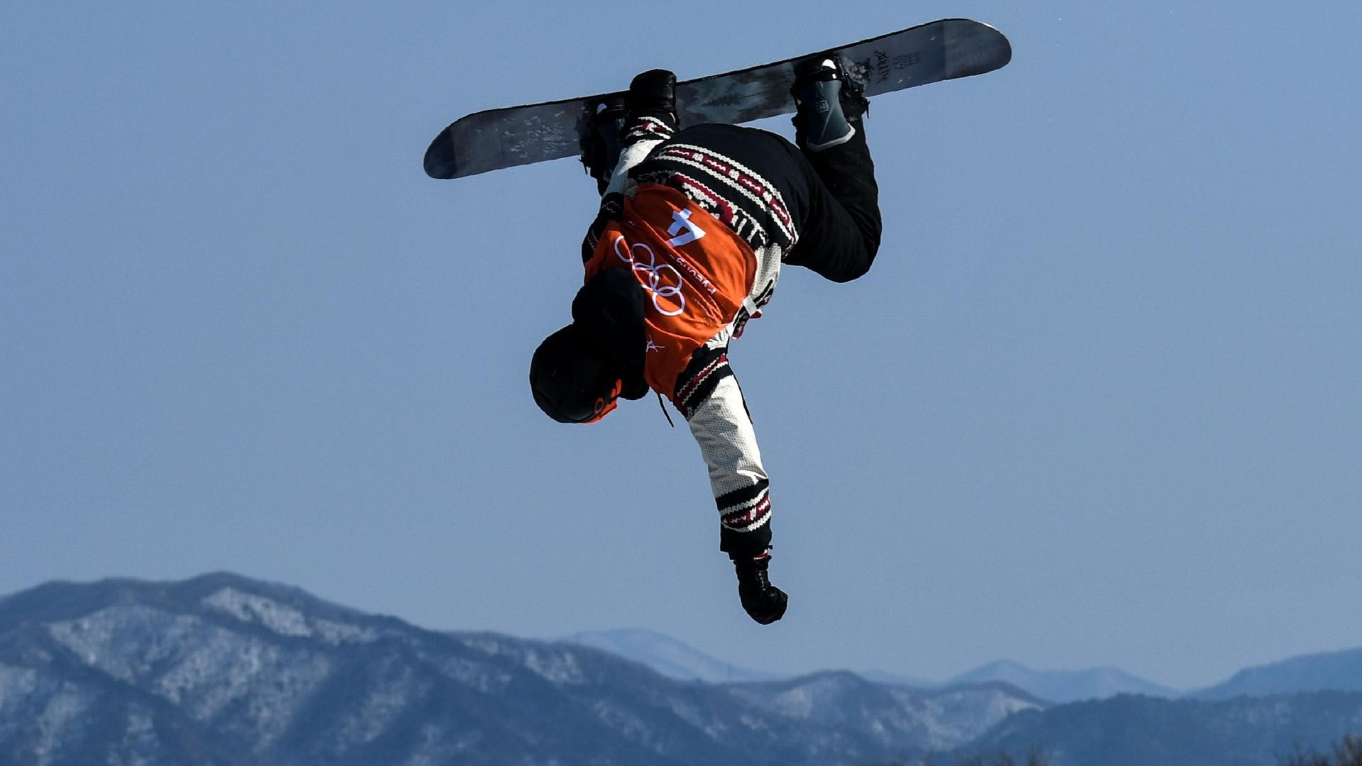 Acrobazia a testa in giù durante un salto di uno snowboarder alle Olimpiadi invernali