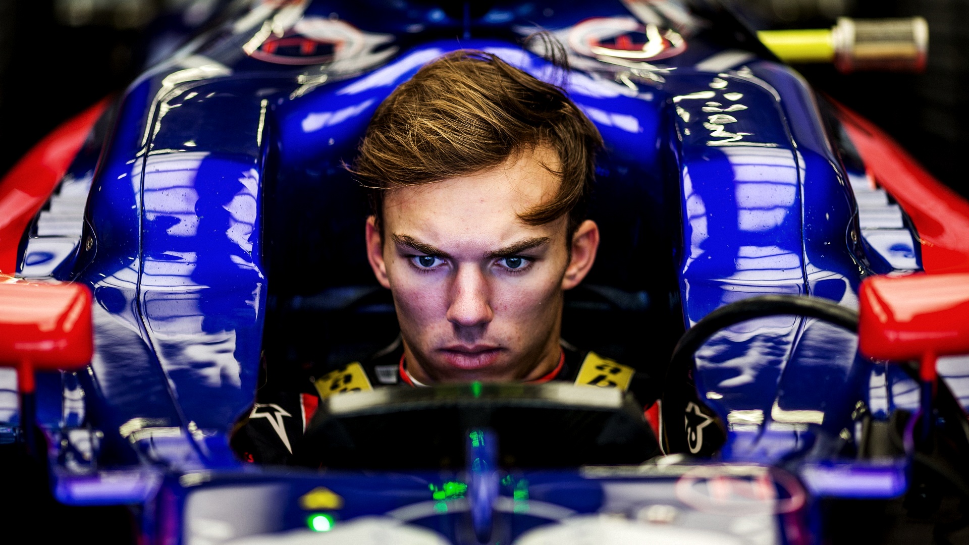 セール中…ピエール・ガスリー直筆サイン入りフォト…顔アップ…F1ドライバー ピエール・ガスリー 直筆サイン色紙 額装付き F1初優勝 2020年