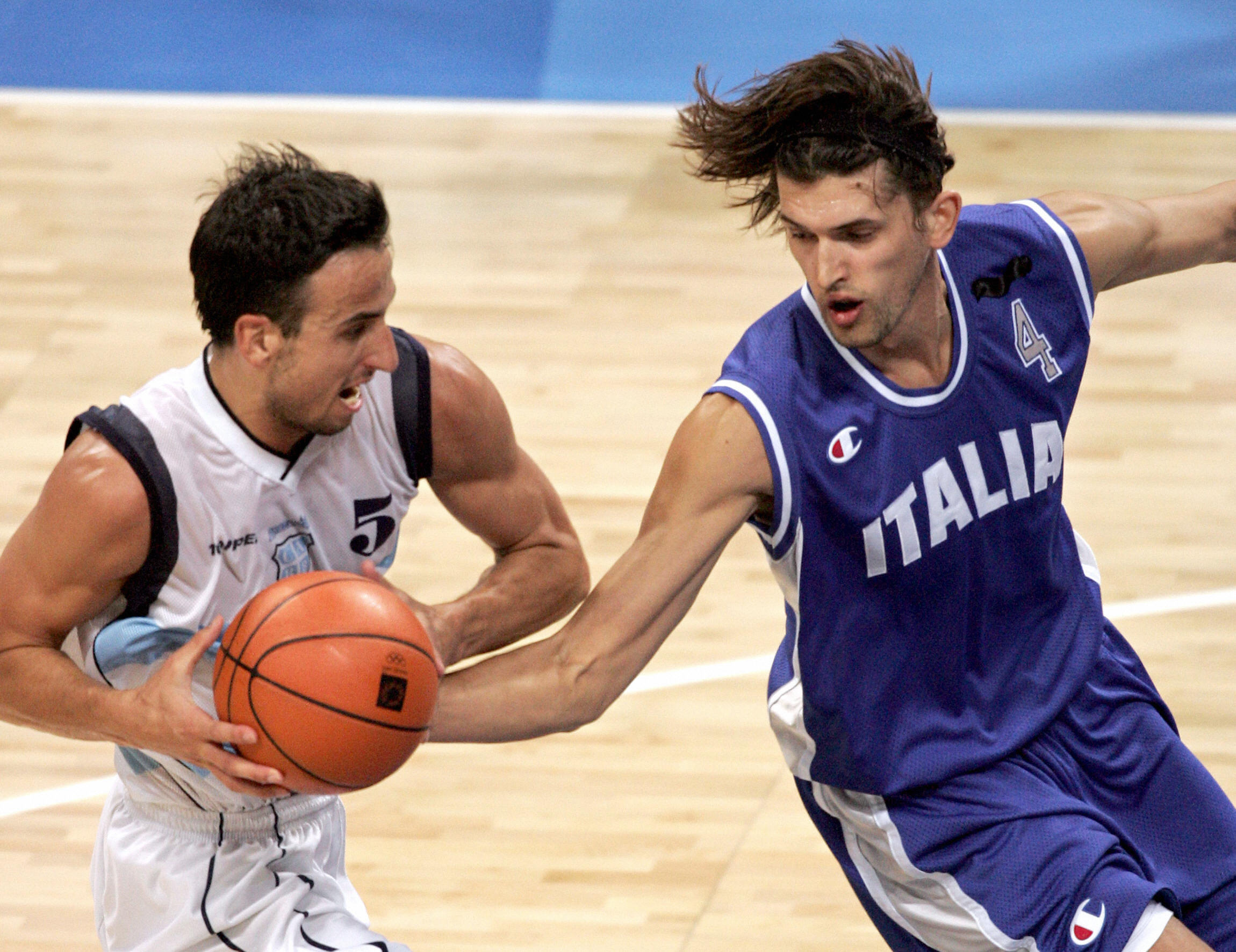 Ginobili durante la finale delle Olimpiadi di Atene 2004