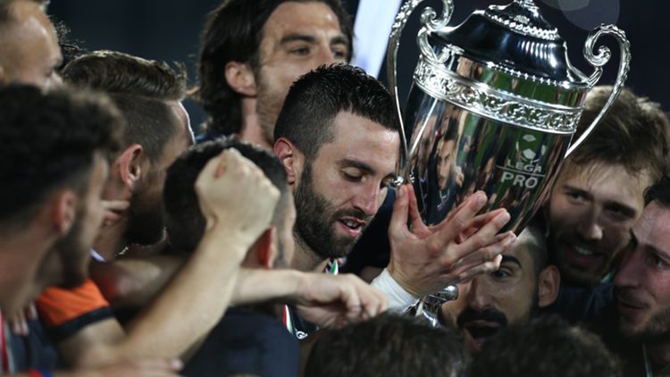 Angelo Corsi festeggia la promozione del Cosenza in Serie B dopo i playoff vinti contro il Siena