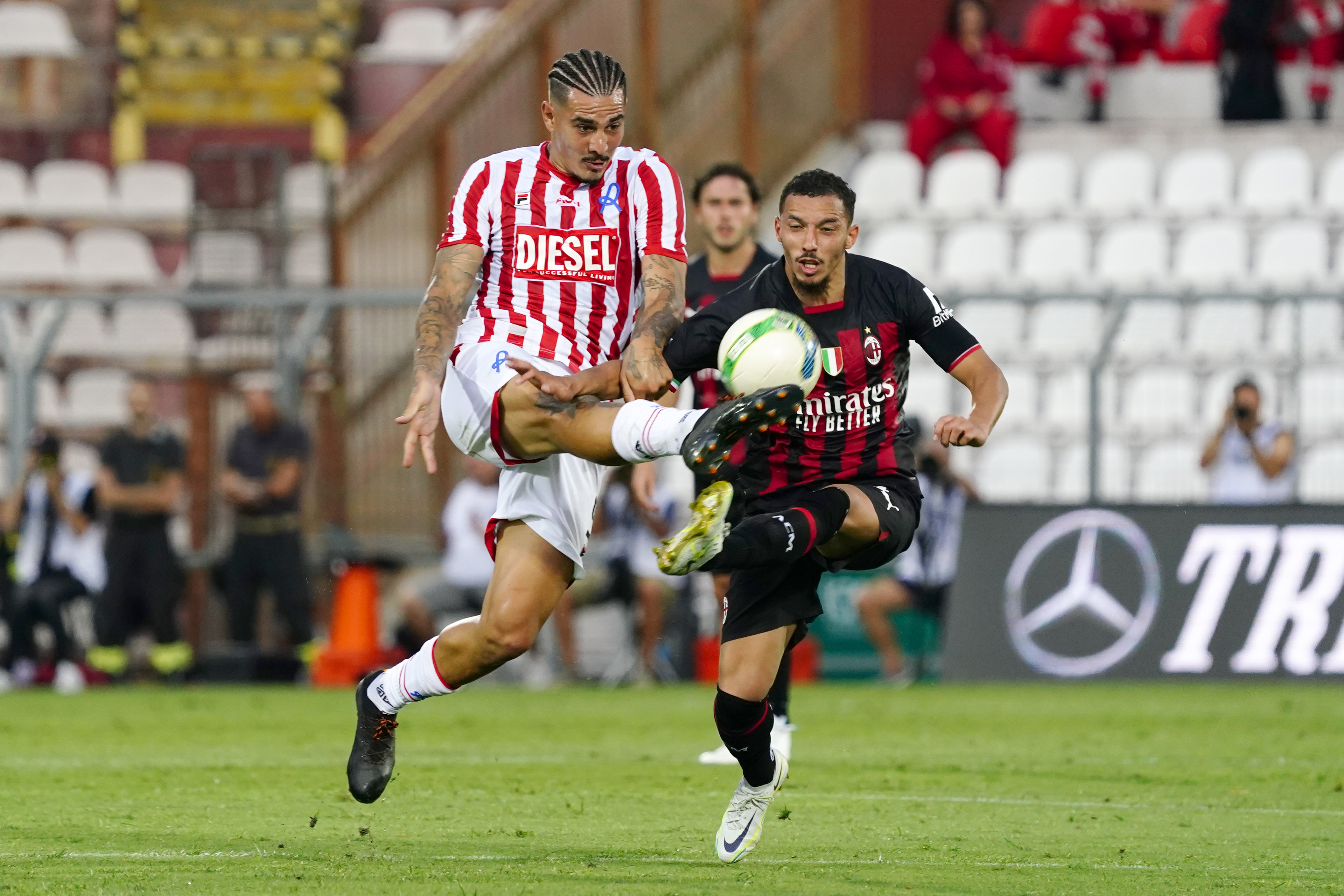 Franco Ferrari e Ismael Bennacer in un amichevole tra Vicenza e Milan