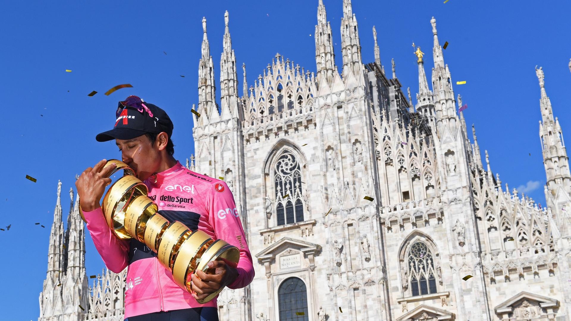La Maglia Rosa festeggia la vittoria al Giro d'Italia sotto il Duomo di Milano