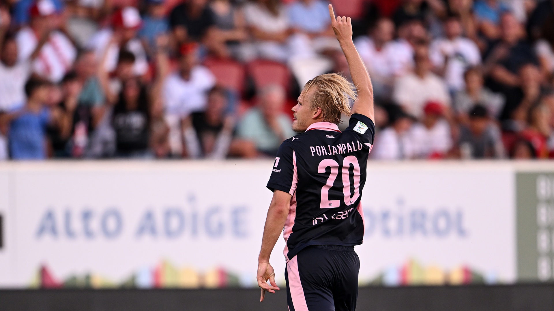 Pohjanpalo del Palermo esulta dopo un gol