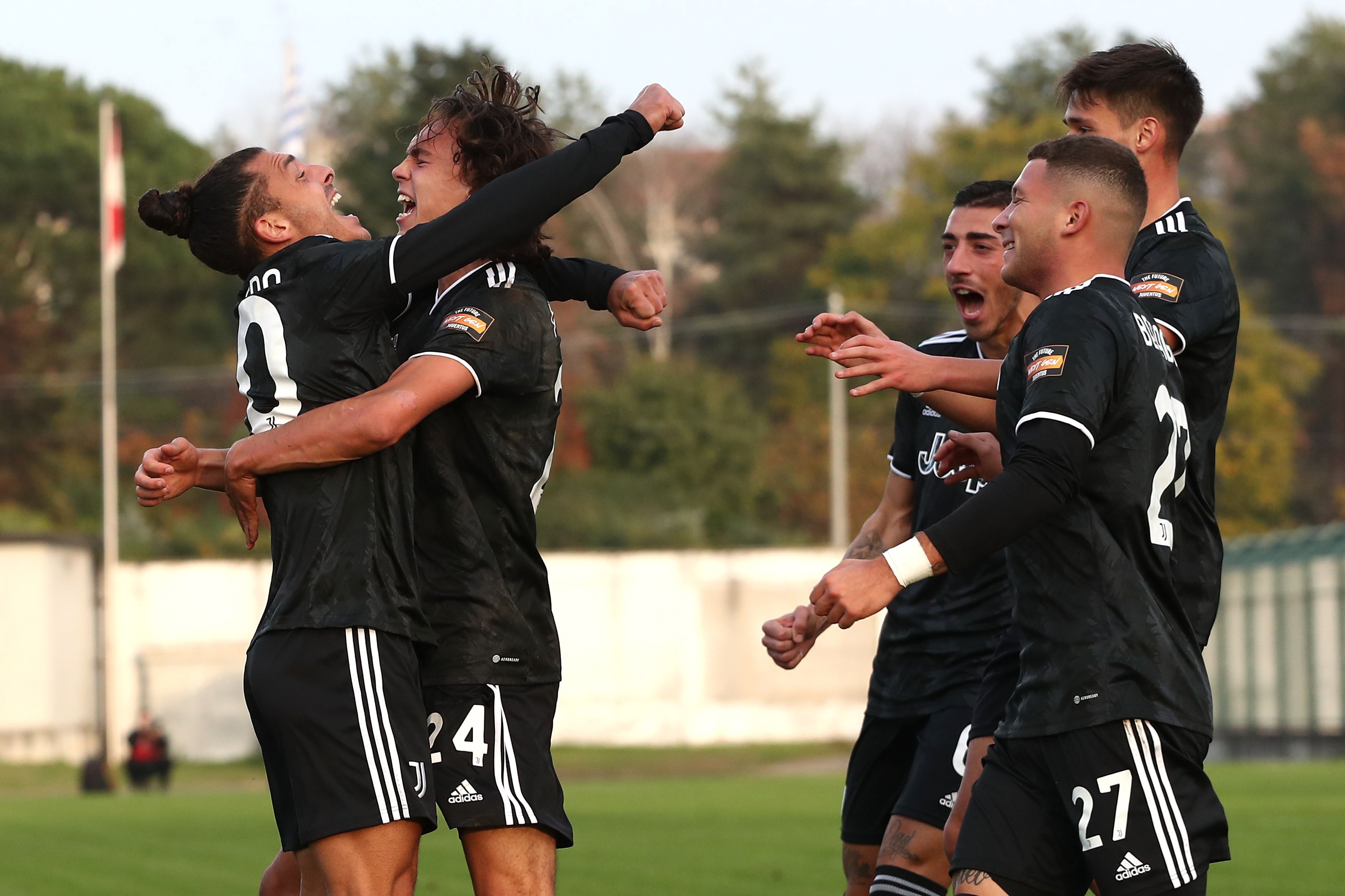 Martin Palumbo della Juventus Next Gen esulta con i compagni di squadra
