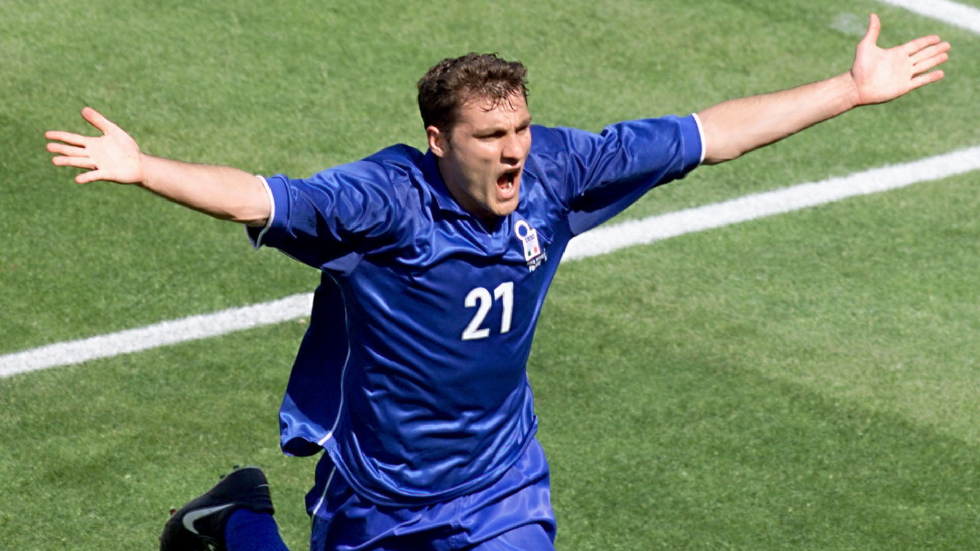 Christian Vieri esulta con l'Italia dopo il gol alla Norvegia a Francia 1998
