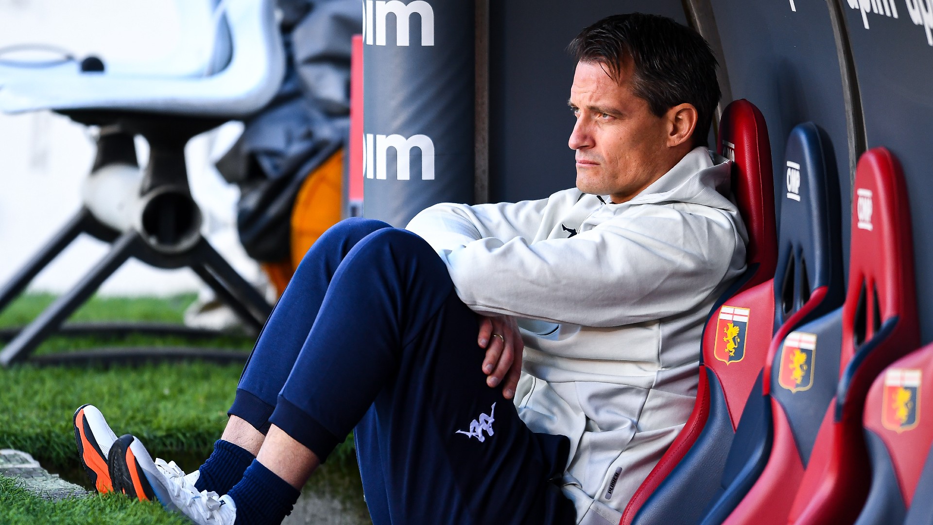 Alexander Blessin allenatore del Genoa seduto in panchina all'esordio
