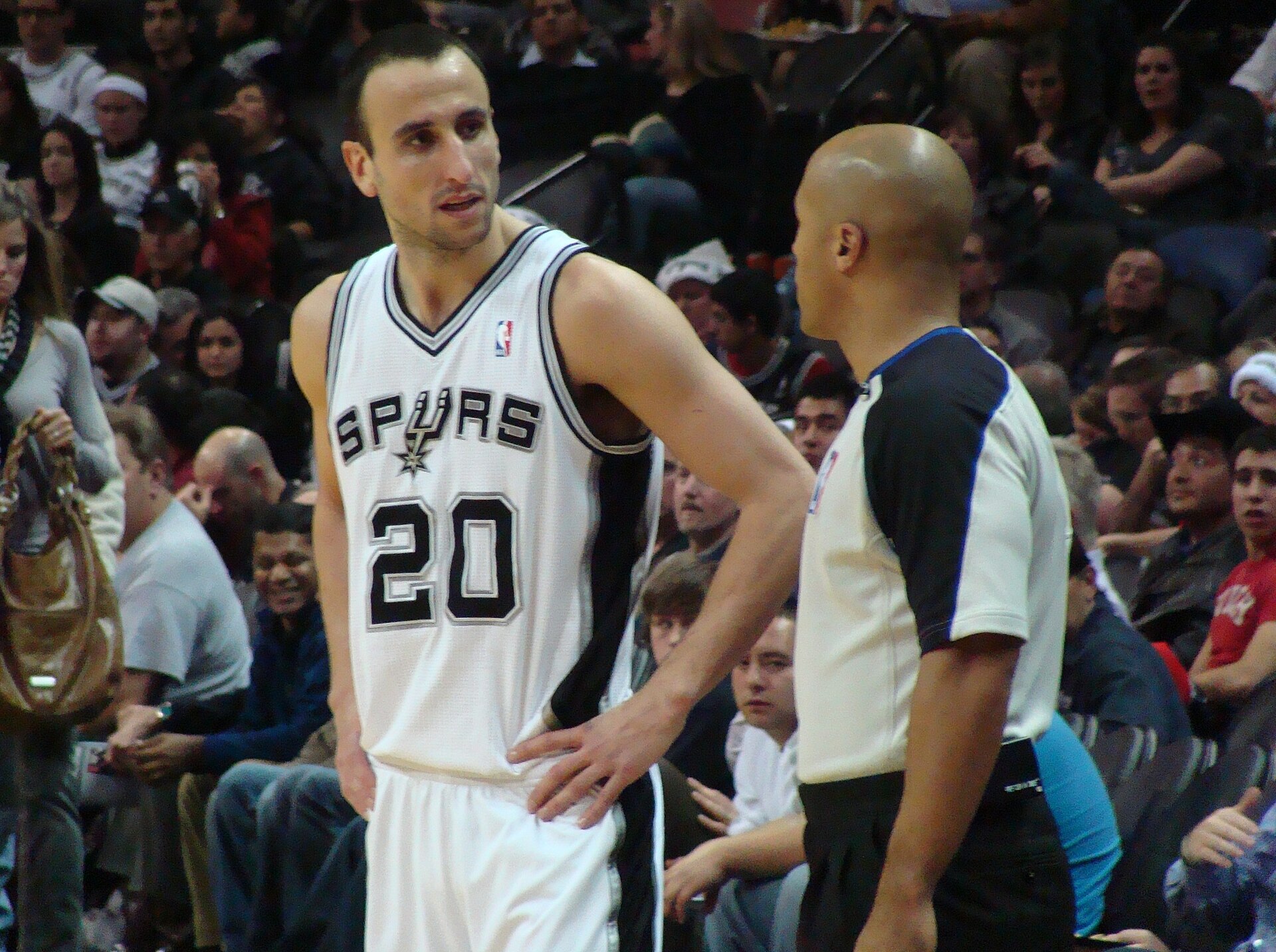 Ginobili con l'arbitro