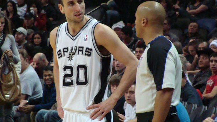 Ginobili con l'arbitro