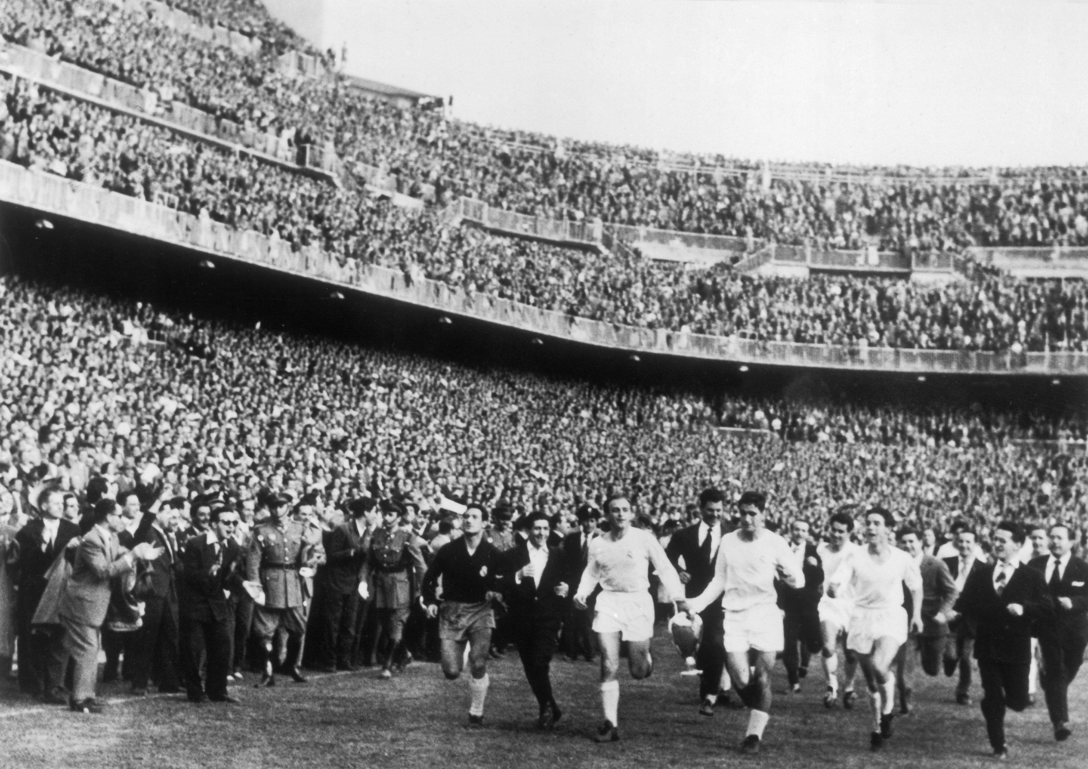 Il Real Madrid sfila al Bernabeu dopo la vittoria della Coppa dei Campioni nel 1957