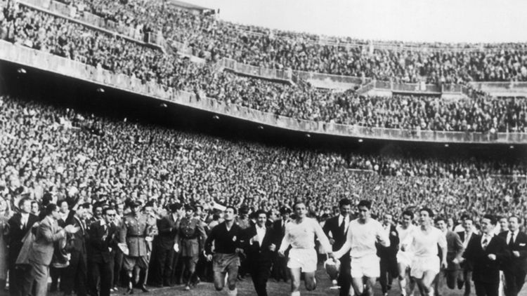 Il Real Madrid sfila al Bernabeu dopo la vittoria della Coppa dei Campioni nel 1957