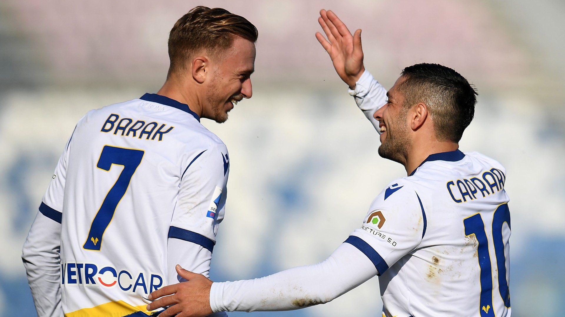 Barak e Caprari dell'Hellas Verona esultano dopo il gol