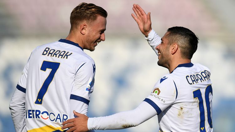 Barak e Caprari dell'Hellas Verona esultano dopo il gol