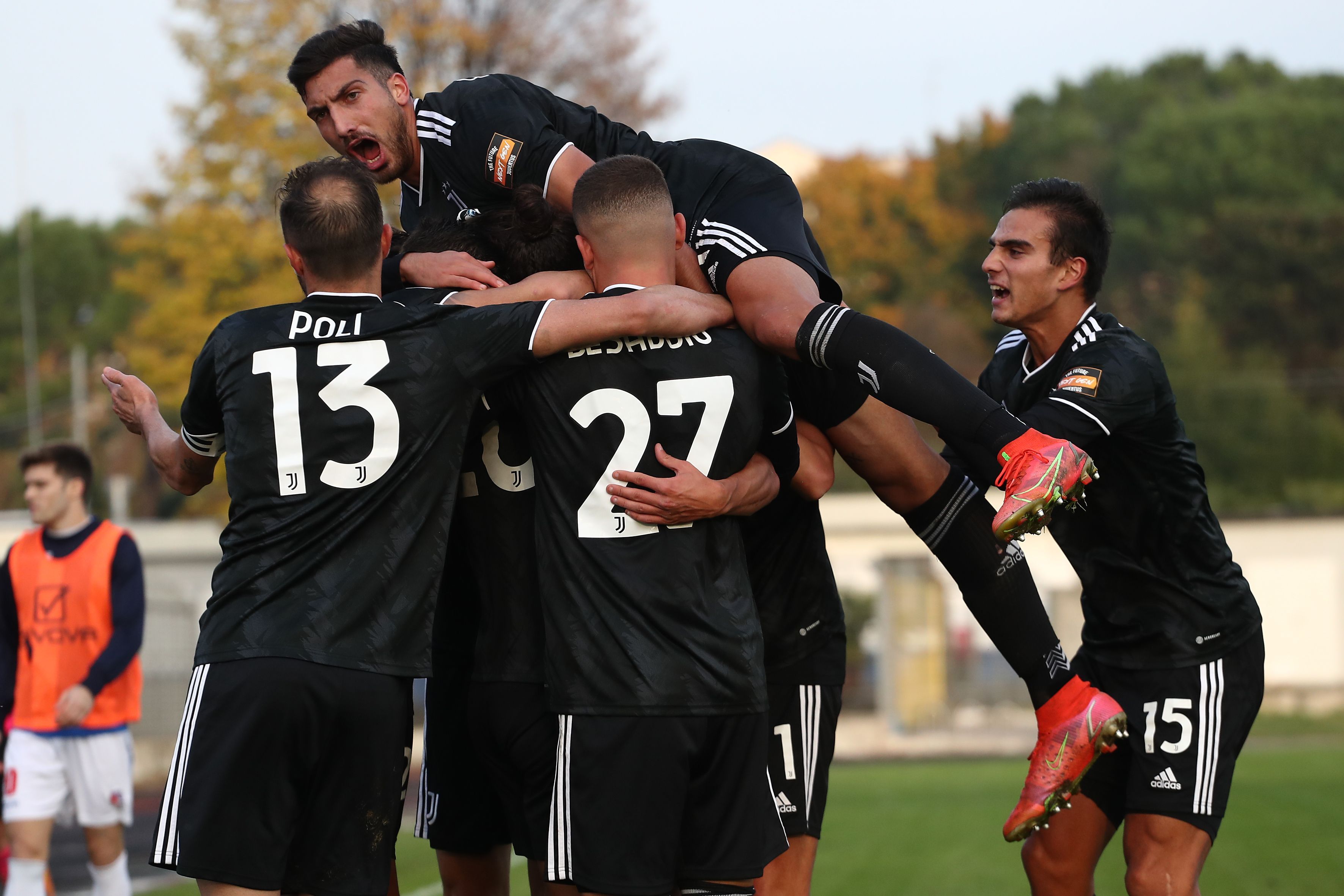 I giocatori della Juventus Next Gen esultano dopo un gol