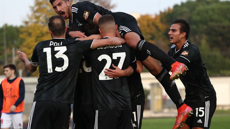 I giocatori della Juventus Next Gen esultano dopo un gol