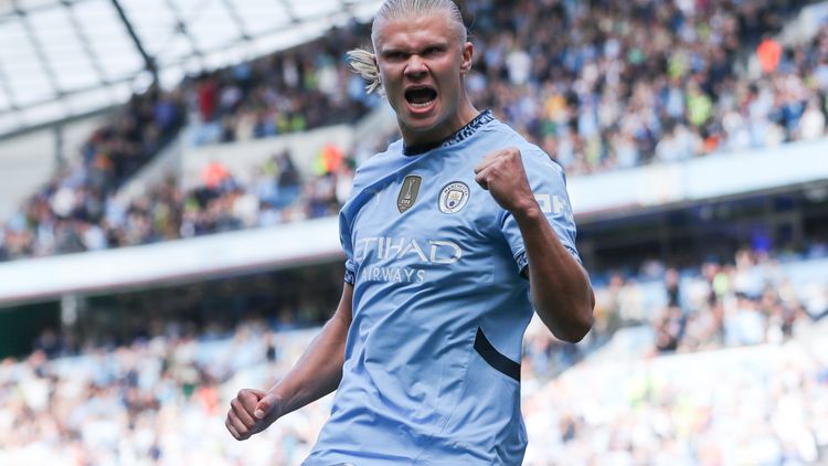 Erling Braut Haaland esulta dopo un gol