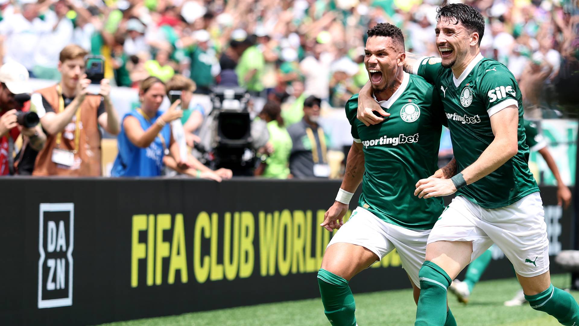 Paulinho of Palmeiras celebrates scoring