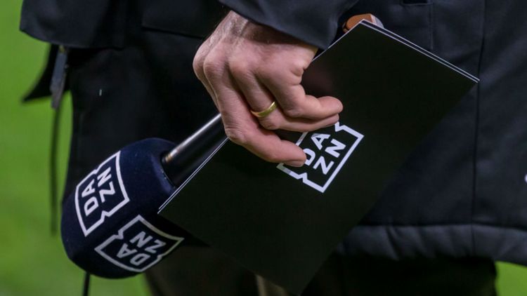 DAZN Logo Mikrofon Karte Moderation